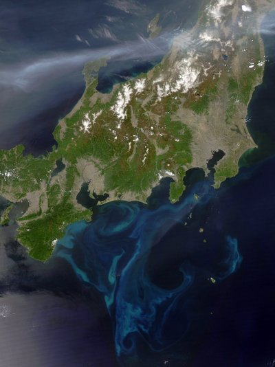 Vista satelital de Honshu, Japón, 4 de mayo de 2005 con una espesa columna de humo cruzando la isla desde el oeste donde se habían estado quemando intensos incendios en Corea del Norte. Crédito NASA. Ciencia Tierra Geología Contaminación de National Aeronautics and Space Administration National Aeronautics and Space Administration